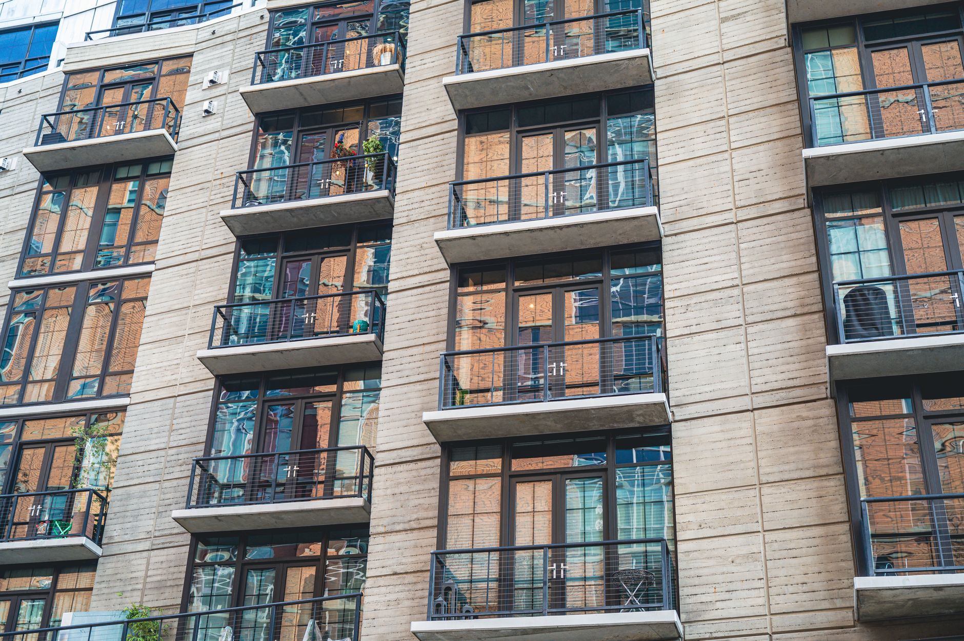 Apartmanház homlokzata erkélyekkel