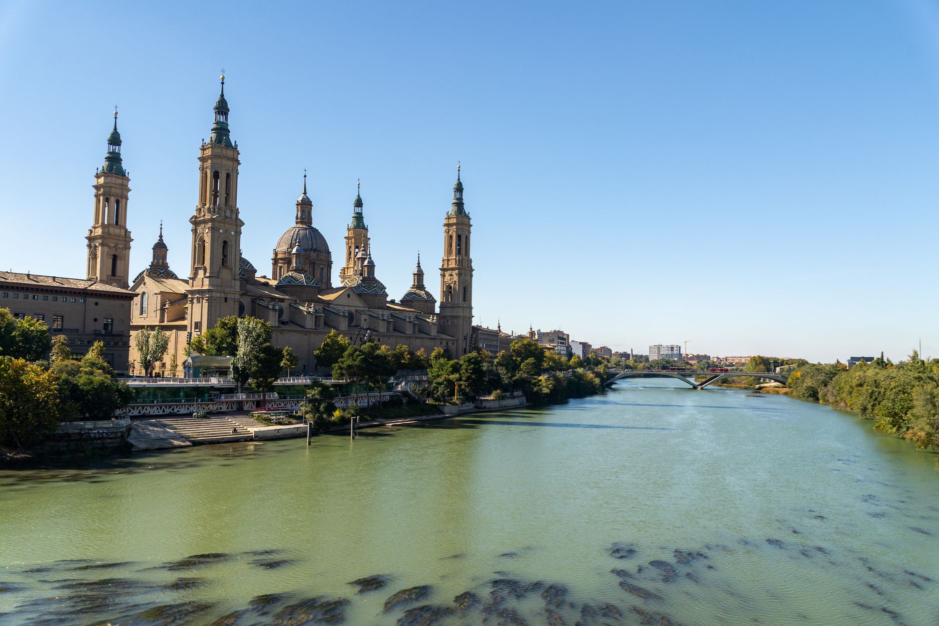 A Pilar-bazilika és az Ebro folyó látképe Zaragozában