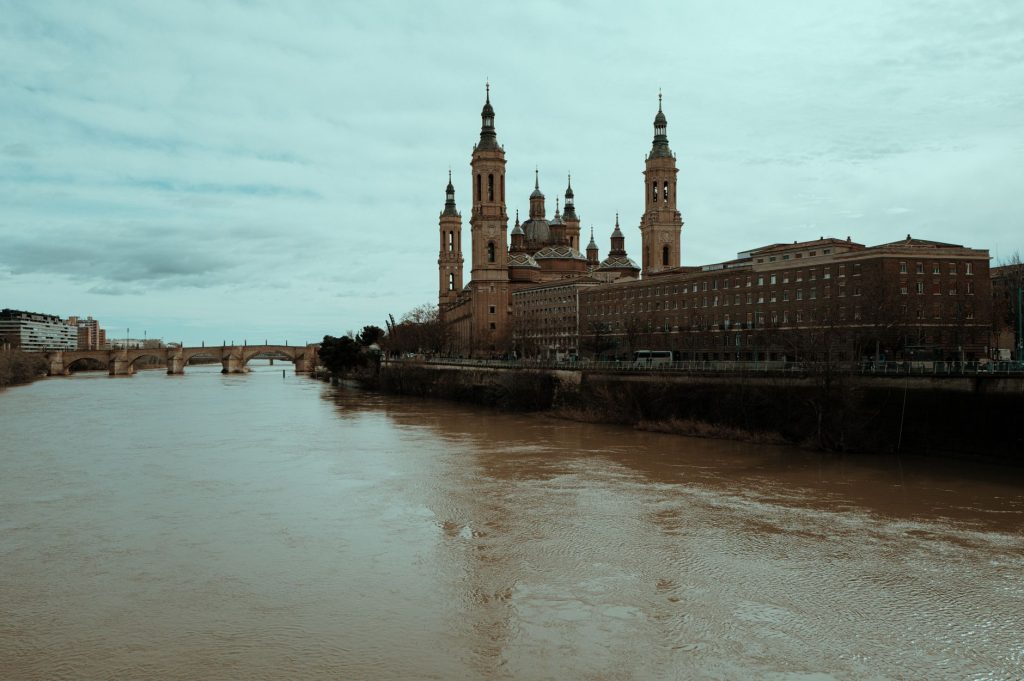 Zaragoza belvárosa az Ebro folyó partján